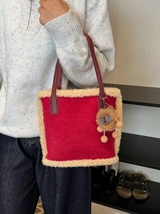 Sac fourre-tout rouge en velours avec bordure en fausse fourrure et breloque peluche