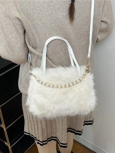 Borsa a mano in peluche bianca con catena di perle e tracolla indossata dalla modella