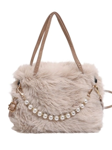 Borsa in ecopelliccia beige con dettaglio di perle e tracolla regolabile in metallo