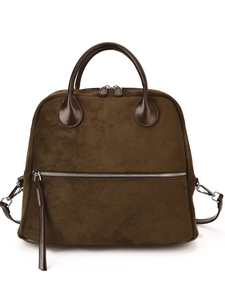 Sac à dos en daim marron avec lanières en cuir et fermetures éclair sur fond blanc