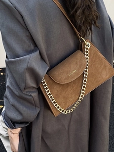 Sac bandoulière en daim marron avec chaîne dorée et design rectangulaire rétro chic