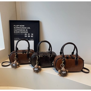Schicke Retro-Bowlingtaschen in Dunkelkaffee, Schwarz und Warmbraun mit Plüsch-Anhängern