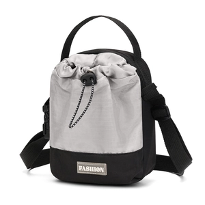 Detail van de waterdichte nylon crossbody tas met trekkoordsluiting en verstelbare riem