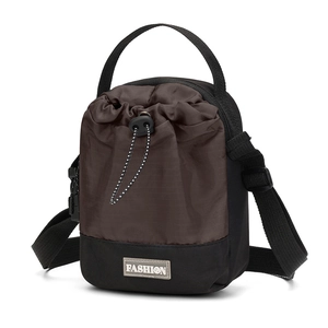 Detailweergave van de tweekleurige nylon bucket bag met trekkoord en verstelbare schouderband