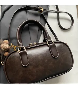Detailansicht der dunkelbraunen Retro-Bowlingtasche mit Goldbeschlägen und Plüsch