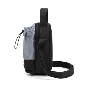 Detail van de schoudertas met trekkoordzak en duurzame nylon textuurafwerking