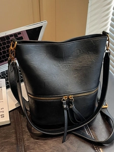 Sac Seau en Cuir PU Rétro pour Femmes Grande Capacité Décoration à Gland Sac à Bandoulière Décontracté Navettage Main