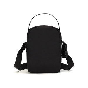 Detail van de zwarte multifunctionele crossbody tas met verstelbare riem en gesp