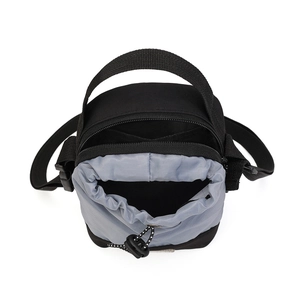 Detail van outdoor crossbodytas met trekkoordsluiting en meerdere vakken in zwart