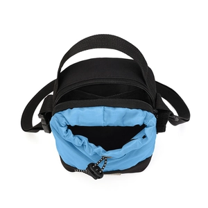Detailweergave van de zwarte crossbodytas met blauwe binnenzak met trekkoord