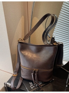 Sac seau vintage en cuir marron avec double fermeture éclair et deux bandoulières