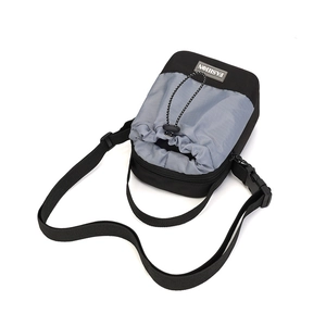 Detail van outdoor crossbodytas met trekkoordsluiting en verstelbare schouderriem