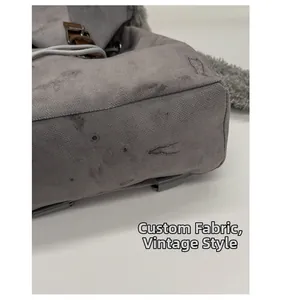 Detalle de mochila de lona vintage con textura desgastada, hebilla de cuero y cordón