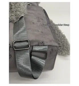 Detalle del bolso de lana de cordero gris con correa ajustable de nailon y hebilla