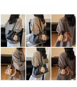 Détail du sac cabas vintage en cuir souple avec texture plissée et breloque ours
