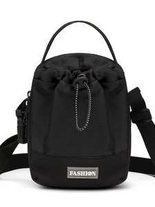 Outdoor crossbodytas van zwart nylon met trekkoordsluiting en verstelbare riem