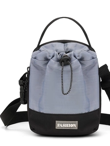 Waterdichte nylon crossbodytas met trekkoord en verstelbare riem in blauw en zwart