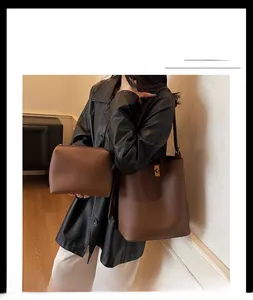 Vue détaillée du grand sac seau marron en cuir texturé avec sa petite pochette assortie