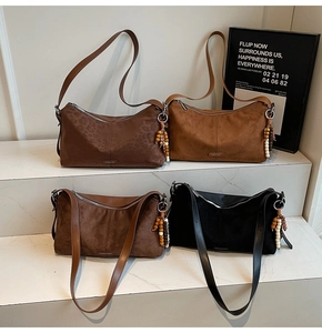 Détail de quatre sacs hobo avec imprimé léopard et textures en daim avec glands déco