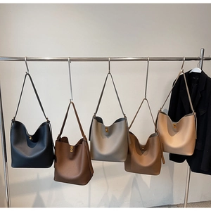 Détail de sacs fourre-tout en cinq couleurs avec cuir grainé de haute qualité