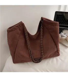 Grand sac cabas en daim marron avec bandoulière chaîne, style bureau élégant