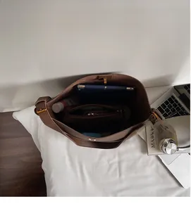 Intérieur spacieux du sac cabas en cuir marron avec tablette et pochette interne