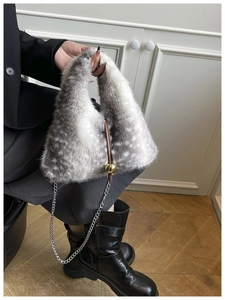 Détail du sac en fausse fourrure à imprimé animal avec boule dorée et chaîne argentée