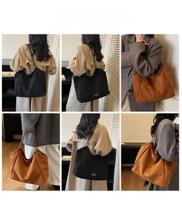 Détail du sac vintage montrant la bandoulière chaîne et la texture mate en brun et noir