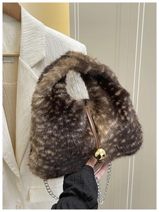 Détail du sac en peluche léopard avec grande boule dorée et fine chaîne argentée