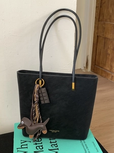 Retro Matte PU Leather Tote Bag Women Large Capacity Shoulder Bag With Dachshund Charm Minimalist Commuter Vintage Bag