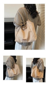 Détail du sac hobo beige avec bandoulière chaîne dorée et texture en daim doux