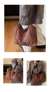 Détail du sac cabas en daim marron avec bandoulière chaîne et plaque logo métallique
