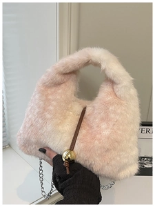 Détail du sac en peluche dégradé rose et blanc avec fermoir doré et bandoulière chaîne