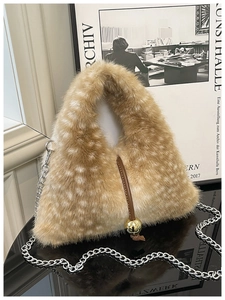 Détail du sac en fausse fourrure motif cerf avec chaîne argentée et cordon en cuir
