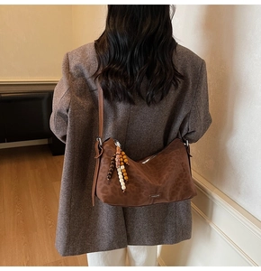 Vue détaillée du sac à bandoulière léopard avec perles colorées et sangle croisée
