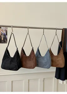 Vue détaillée de quatre sacs hobo en daim mat noir, café, bleu et de couleur camel