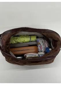 Vue de dessus de l'intérieur du sac en daim marron montrant sa grande capacité