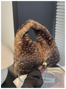 Détail du sac à main en peluche léopard avec boule dorée et bandoulière en métal
