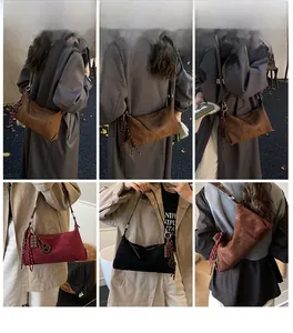 Vues multiples de sacs demi-lune en daim en marron, bordeaux et noir portés par un mannequin
