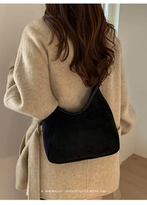 Sac à bandoulière en daim noir mat présenté sur un mannequin pour un style rétro chic