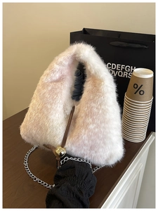 Détail du sac à main en fausse fourrure avec chaîne argentée et fermoir doré