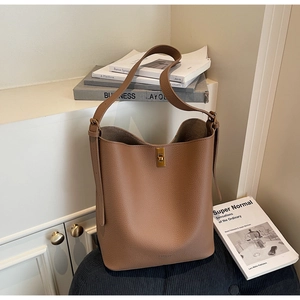 Vue détaillée du sac seau en cuir grainé marron avec fermoir doré et coutures nettes