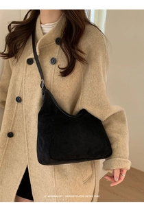 Détail du sac hobo en daim noir minimaliste avec bandoulière en cuir et boucle argentée