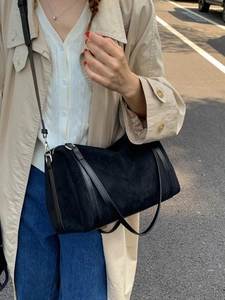 Sac cylindre minimaliste en daim noir avec bandoulière cuir pour femme style décontracté