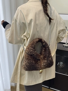 Sac bandoulière d'hiver en peluche léopard avec chaîne et breloque dorée élégante