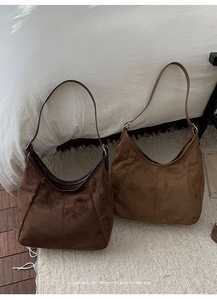 Détails des sacs hobo en daim rétro en marron foncé et camel montrant la texture douce