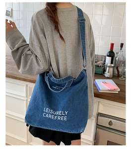 Vue détaillée d'un grand sac cabas en denim bleu avec lettrage dans un décor de cuisine