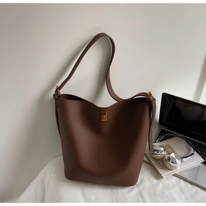 Vue détaillée du sac seau en cuir grainé marron avec des ferrures dorées rétro