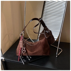 Vue détaillée du sac cabas en daim marron foncé avec fermeture éclair et charm chocolat