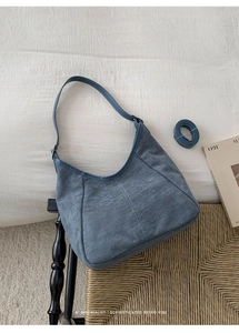 Sac hobo minimaliste en daim bleu morandi avec coutures contrastées et deux bandoulières